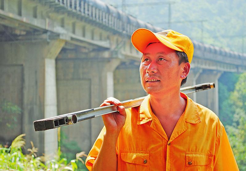 列车通过后,王庭虎检查线路动态质量.关富成摄