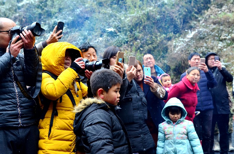 宁强县人口_柴油罐车侧翻泄露 宁强消防奋力排险(3)